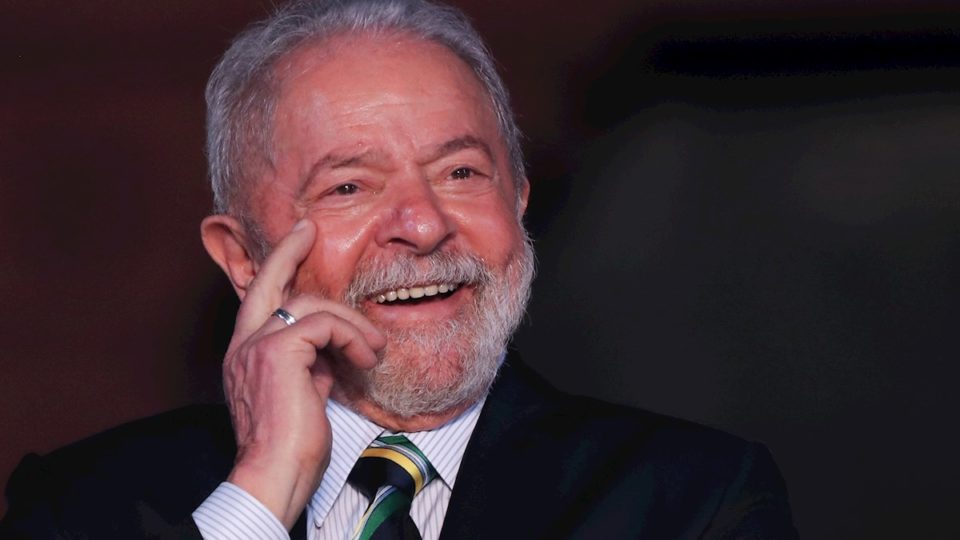 Lula chega a 2022 líder isolado nas pesquisas