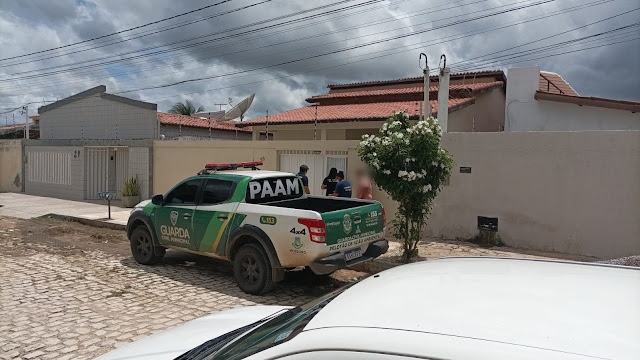 Pai de adolescente encontrado abandonado em casa com 23 cachorros é vereador no RN