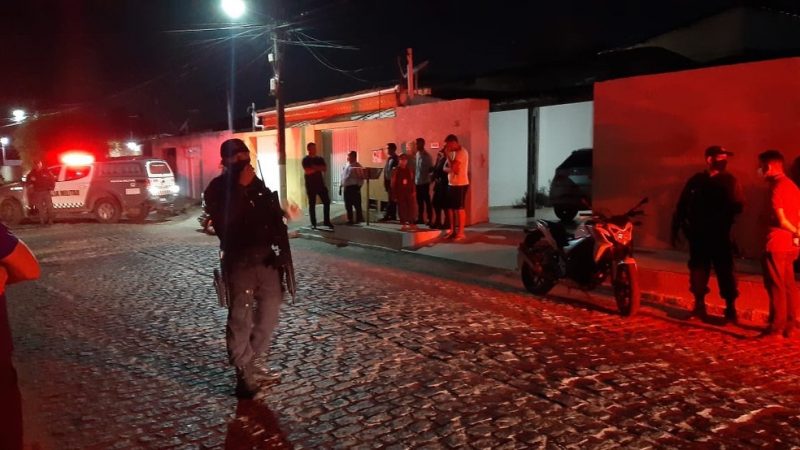 Homem mata ex-mulher com tiro na cabeça e tira a própria vida na frente das filhas na Zona Norte de Natal