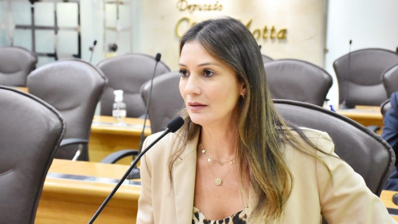 Deputada Cristiane Dantas cobra volta de intérpretes de libras às salas de aulas