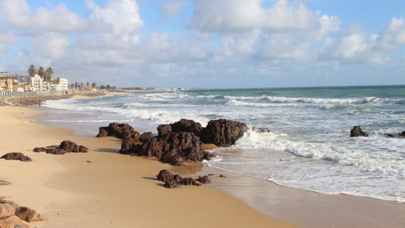 Coliformes fecais presentes na água deixam Praia de Ponta Negra imprópria para banho