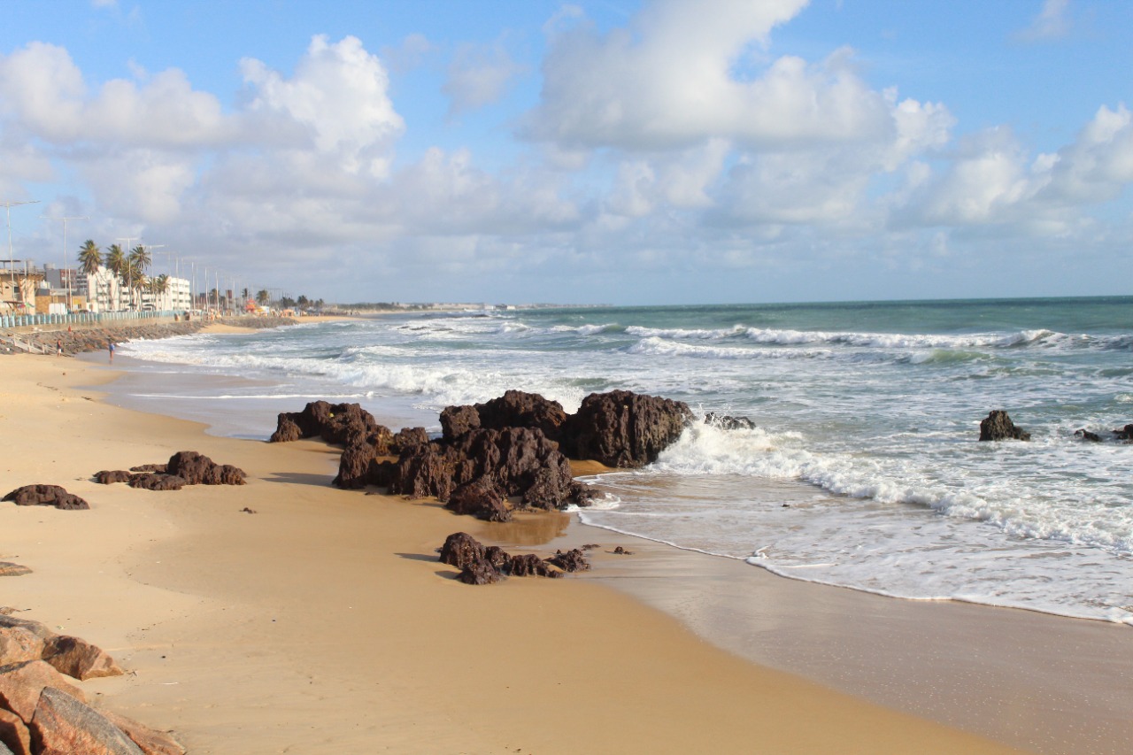 Coliformes fecais presentes na água deixam Praia de Ponta Negra imprópria para banho