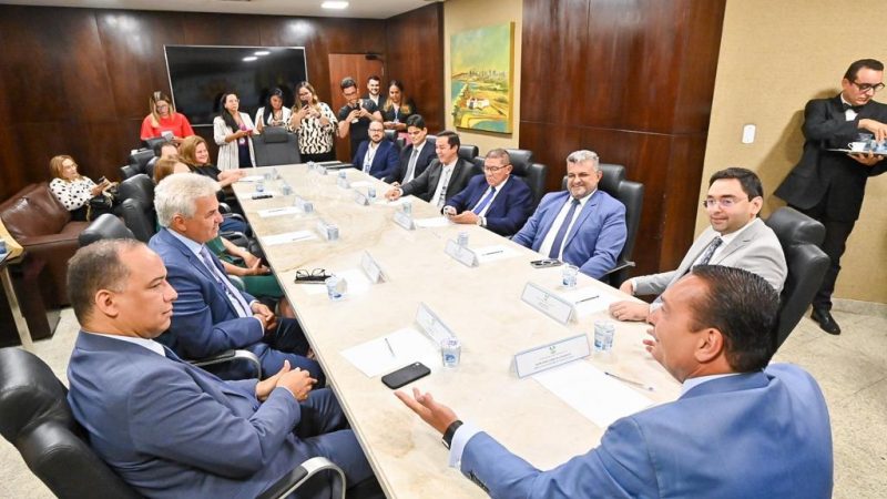 Ezequiel Ferreira recepciona deputados de primeiro mandato e apresenta Casa Legislativa