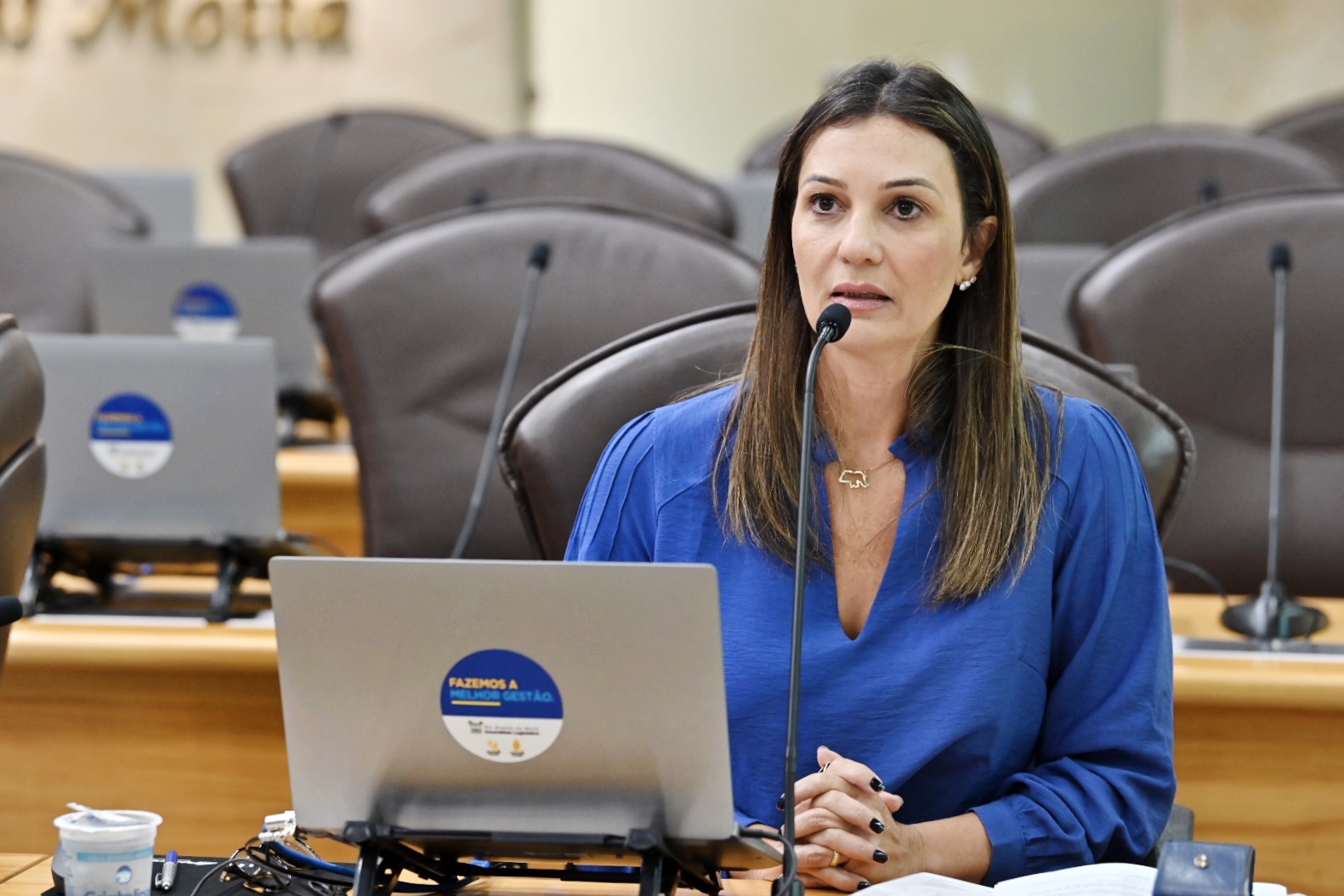 Cristiane Dantas cobra solução para a retenção de macas do Samu no Walfredo Gurgel