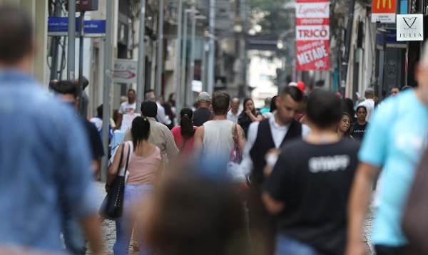 Presidente anuncia projeto para igualar salários de homens e mulheres