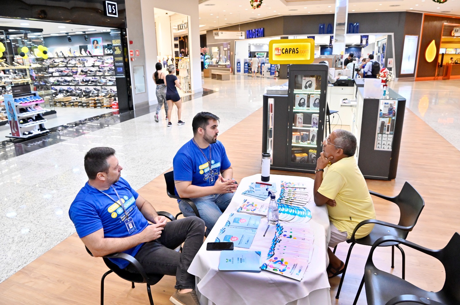 Campanha educativa do Procon Legislativo atende consumidores do Partage Norte Shopping