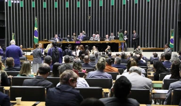 Câmara aprova projeto que aumenta pena mínima de feminicídio para 20 anos; máxima pode chegar a 40 anos