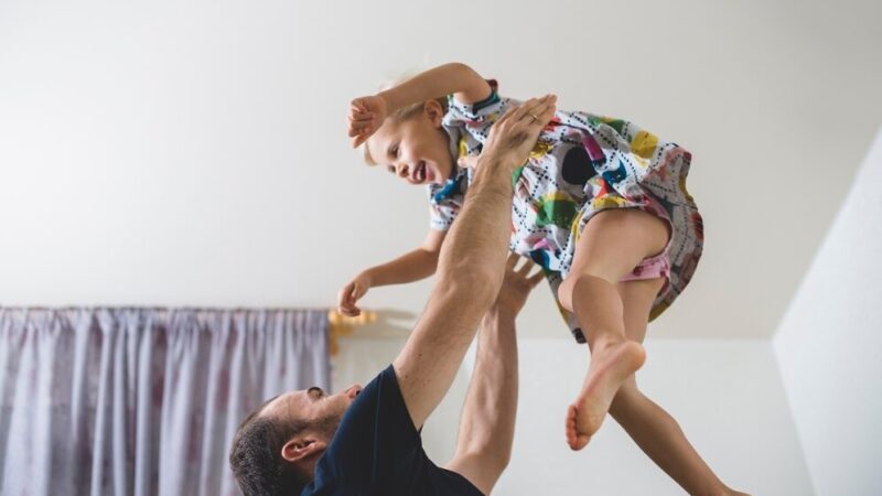 Síndrome do bebê sacudido: um perigo escondido em brincadeiras que parecem inocentes