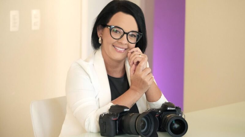 Fotógrafa Paula Galvão, pioneira em registros de partos, lança livro retratando 20 anos de sucesso