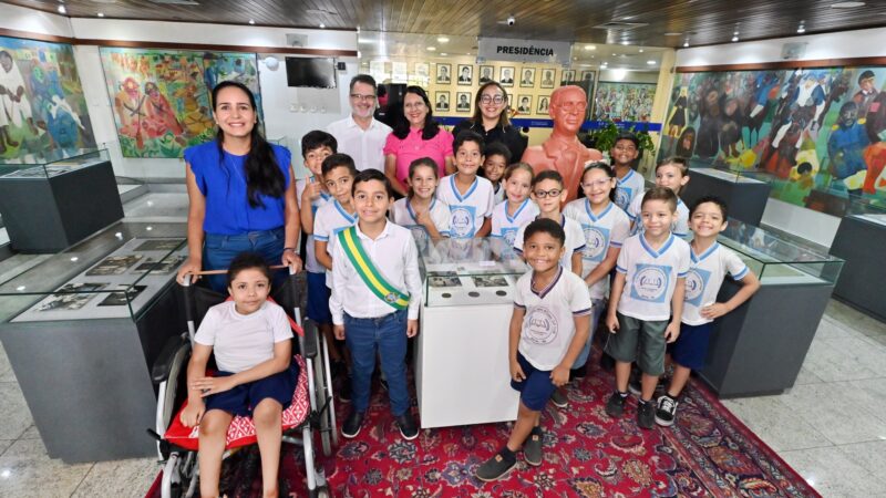 Estudante autista celebra Café Filho em visita à exposição na Assembleia Legislativa