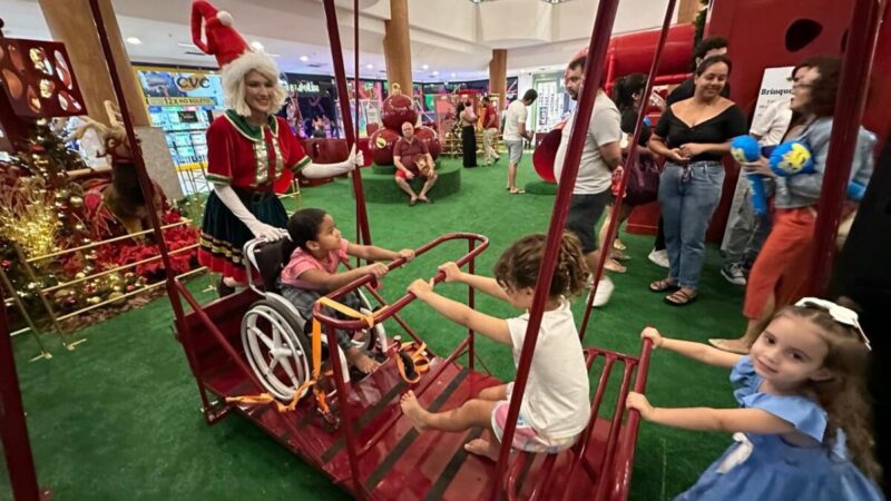 Natal Shopping reforça ações de inclusão com balanço para crianças em cadeiras de rodas